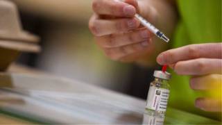 Εμβόλιο AstraZeneca: Αποφασίζει η Εθνική Επιτροπή Εμβολιασμών - Πιθανό να ξεκινήσουν οι εμβολιασμοί για πιο νέες ηλικίες