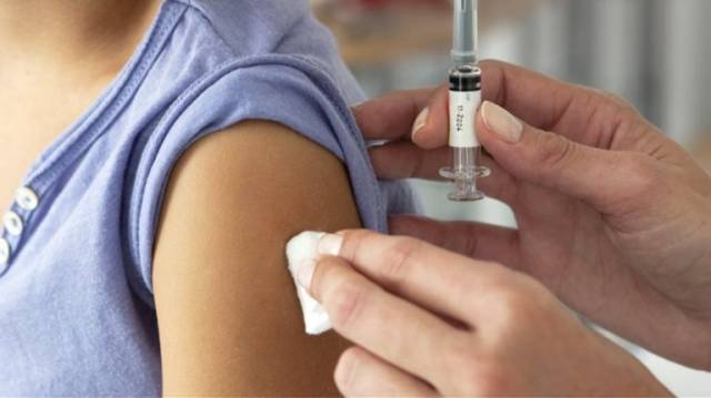 Στη “μάχη” των εμβολιασμών και οι παιδίατροι – Από σήμερα έξι δωρεάν self-test για τα παιδιά
