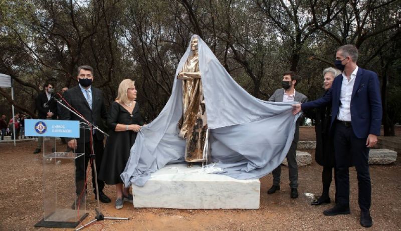 To Twitter σχολίασε το άγαλμα της Μαρίας Κάλλας στην Αθήνα - «Θυμίζει τον κακό από το Terminator»