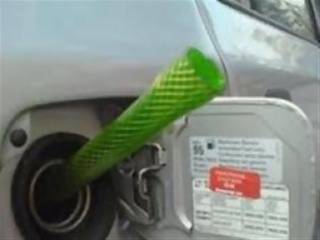 Λουτράκι: Προσπάθησαν να κλέψουν καύσιμα από αυτοκίνητο