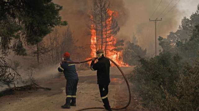 Φωτιές: Πάνω από 1.000 πυροσβέστες στη μάχη με τις φλόγες - Σε Ηλεία και Αρκαδία τα πιο ανησυχητικά μέτωπα
