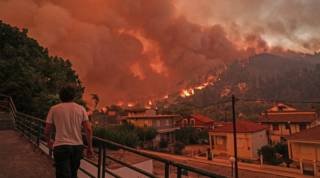 Στις φλόγες για έβδομη μέρα η Εύβοια: Μάχη με τις αναζωπυρώσεις - Κάτοικοι έσωσαν τα χωριά
