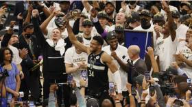 NBA: Ο Γιάννης Αντετοκούνμπο στην κορυφή του κόσμου - Οδήγησε τους Μπακς στο πρωτάθλημα, βγήκε και MVP των τελικών