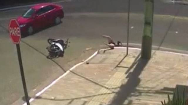 Σοκαριστικό τροχαίο: Αυτοκίνητο συγκρούστηκε με σκούτερ και η οδηγός κατέληξε σε υπόνομο! (βιντεο)