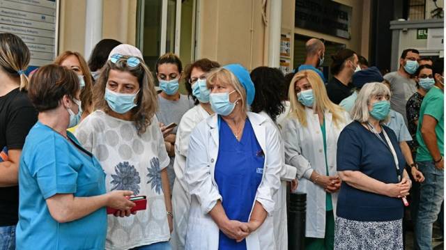 Αναστολή εργασίας για ανεμβολίαστους υγειονομικούς: Η καμπάνα χτυπά για 10.000 εργαζόμενους