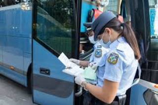 Εντατικοί έλεγχοι της Αστυνομίας σε λεωφορεία για τη χρήση μάσκας στα ΚΤΕΛ Ισθμού (φώτο)