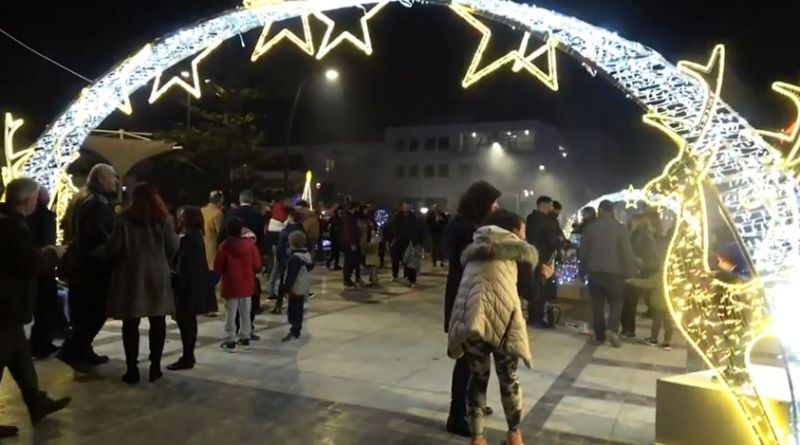 VIDEO - Η Κόρινθος &quot;φόρεσε&quot; τα γιορτινά της - Φωταγωγήθηκε το δέντρο στο κέντρο της πόλης
