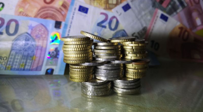 Οικονόμου: Στο τραπέζι η μείωση του ΦΠΑ σε βασικά προϊόντα - Τι θα γίνει με το πρόστιμο των 100 ευρώ