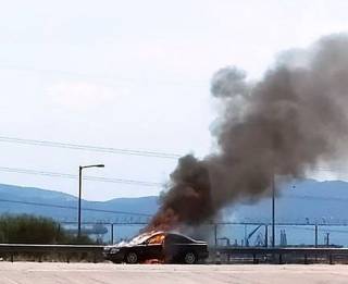 Aυτοκίνητο στα διόδια της Ελευσίνας τυλιχθηκε στις φλόγες (ΦΩΤΟ)