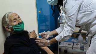 Το ΕΣΥ υπό πίεση: Ελπίδα οι 300.000 εμβολιασμένοι, άλλα 450.000 ραντεβού μέσα στον Φεβρουάριο