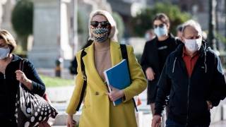 Κορωνοϊός: Ανησυχία για κρούσματα και μεταλλάξεις - Σήμερα οι ανακοινώσεις για τη διπλή μάσκα