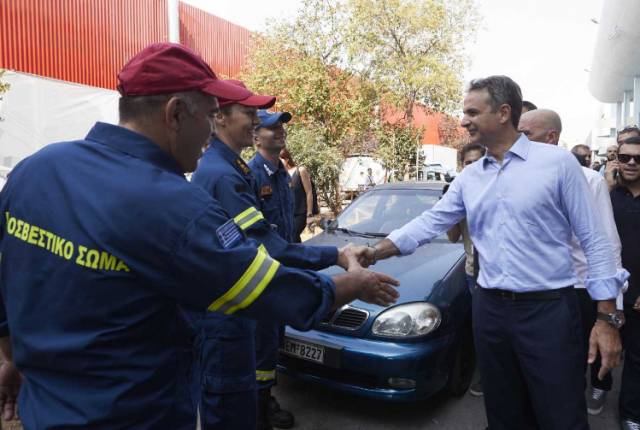 Δίπλα στους πυροσβέστες ο πρωθυπουργός για τις υπεράνθρωπες προσπάθειές τους