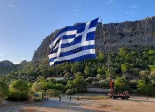 Καστελόριζο: Ήρθε από την Κρήτη και ύψωσε τη μεγαλύτερη ελληνική σημαία ανήμερα της 28ης Οκτωβρίου (Βίντεο)