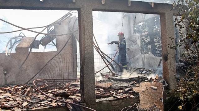 Φωτιά στα Βίλια: Μάχη με τα μποφόρ και τις αναζωπυρώσεις - Σε ύφεση το πύρινο μέτωπο