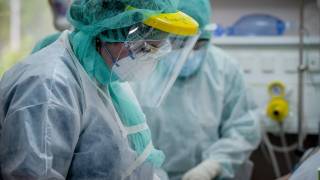 Κορωνοϊός: Παρακινδυνευμένες οι προβλέψεις για το Πάσχα - Στα ύψη οι εισαγωγές στα νοσοκομεία