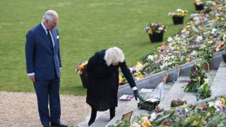 Πρίγκιπας Φίλιππος: Με δάκρυα στα μάτια πρίγκιπας Κάρολος και Καμίλα μπροστά στα χιλιάδες λουλούδια του κόσμου