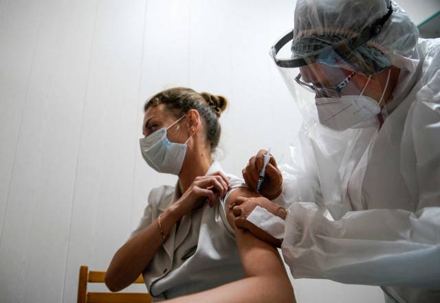 Κορονοϊός – Εμβόλιο: Χωρίς παρενέργειες το 85% των εμβολιασθέντων με το Sputnik-V