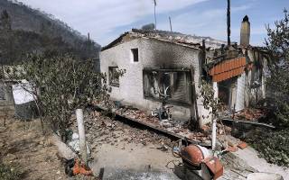 Φωτιά στον Σχίνο: Κάηκαν σπίτια στο Αλεποχώρι – Σε επιφυλακή για αναζωπυρώσεις (εικόνες)