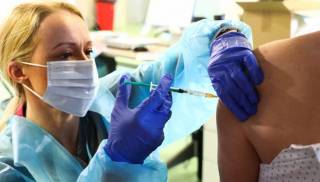 Κορωνοϊός: Η μετάλλαξη «Δέλτα» έχει αυξημένες πιθανότητες να μεταδοθεί και από τους εμβολιασμένους, λένε οι επιστήμονες