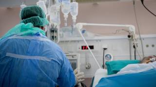Κρούσματα κορωνοϊού: Ραγδαία αύξηση των διασωληνωμένων - 3.000 άνθρωποι στα νοσοκομεία