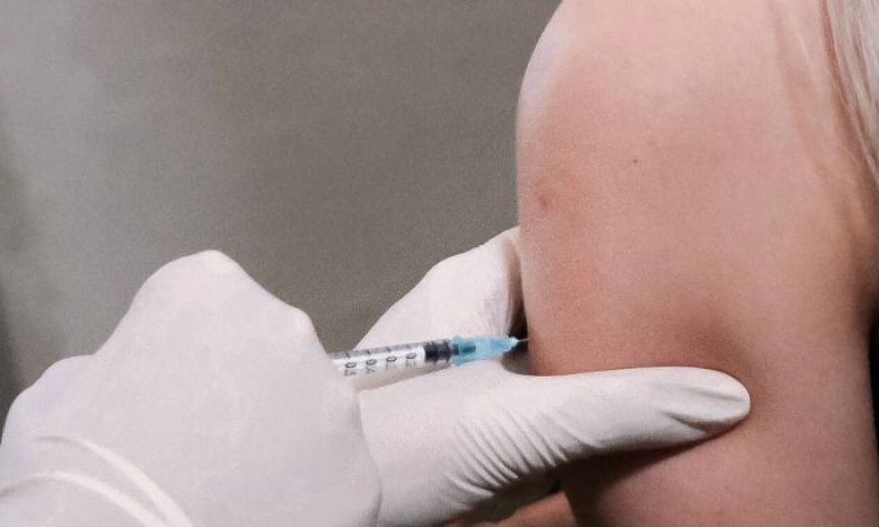 Από σήμερα SMS στους άνω των 50 για την τρίτη δόση του εμβολίου