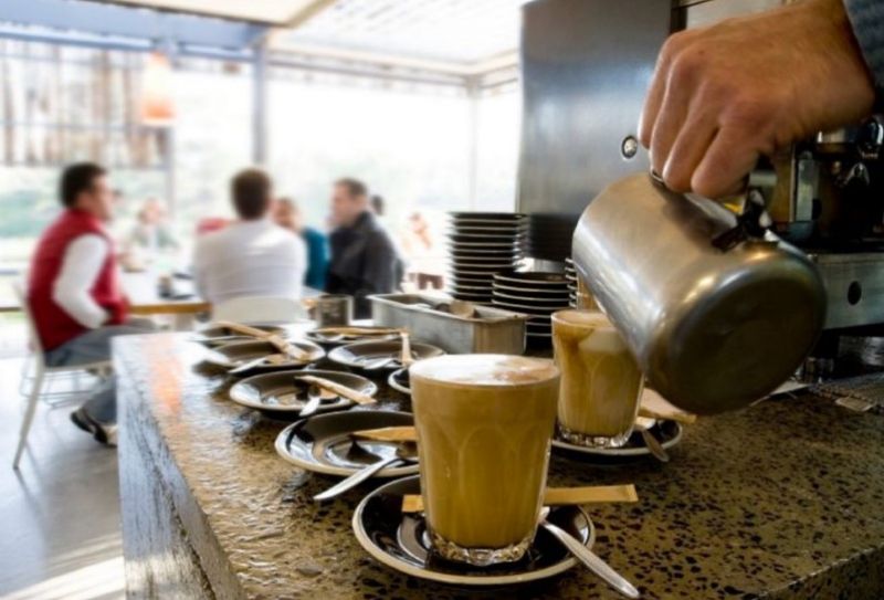 «Πικρός» ο καφές για τους καταναλωτές – «Μονόδρομος οι ανατιμήσεις στην εστίαση»