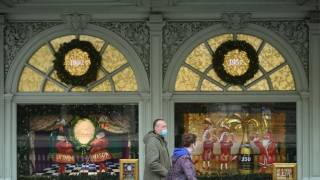 Κορωνοϊός: Έτσι θα γιορτάσουν τα κορωνο-Χριστούγεννα σε Γαλλία, Γερμανία και Βρετανία