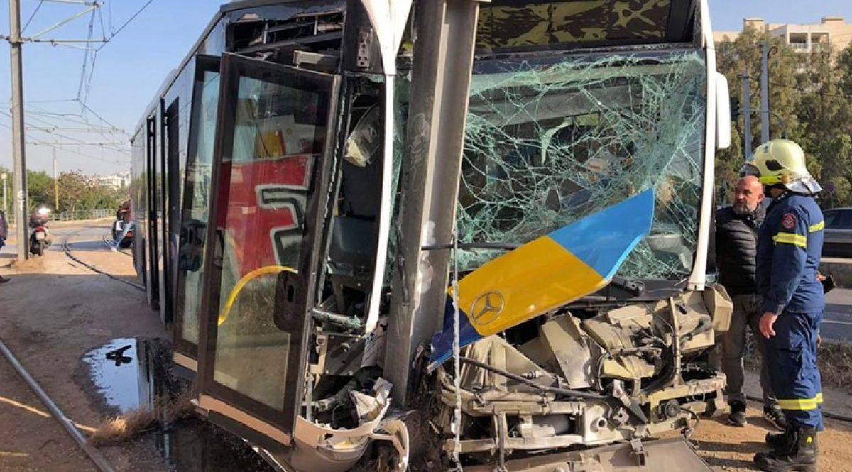 Τροχαίο με τραυματίες στην παραλιακή: Λεωφορείο γεμάτο επιβάτες «καρφώθηκε» σε κολώνα