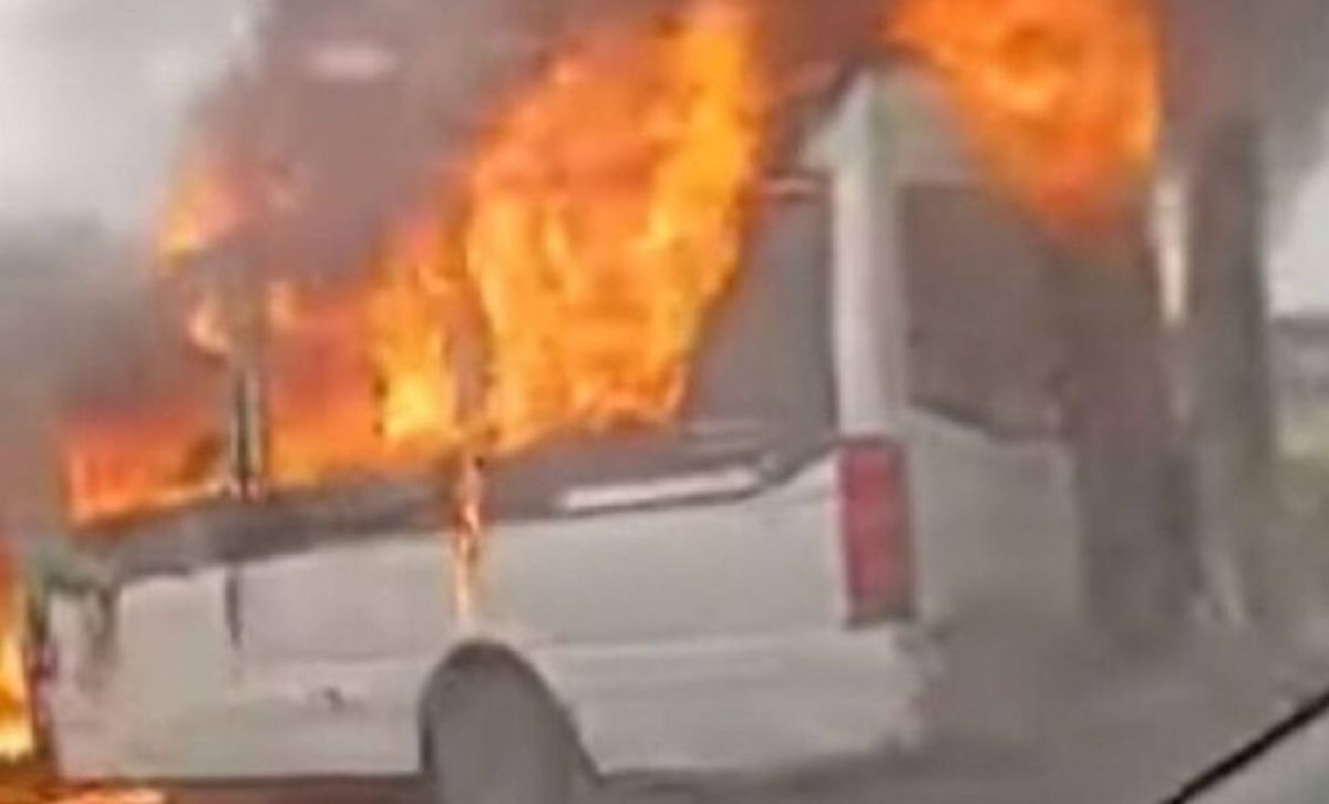 Θεσσαλονίκη: Φωτιά σε λεωφορείο με προσκυνητές από το Άγιο Όρος (video)