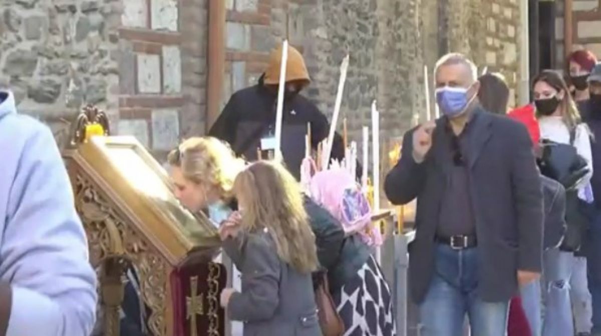 Βγάζουν τις μάσκες για να φιλήσουν την εικόνα του Αγίου Δημητρίου στη Θεσσαλονίκη – Δείτε βίντεο