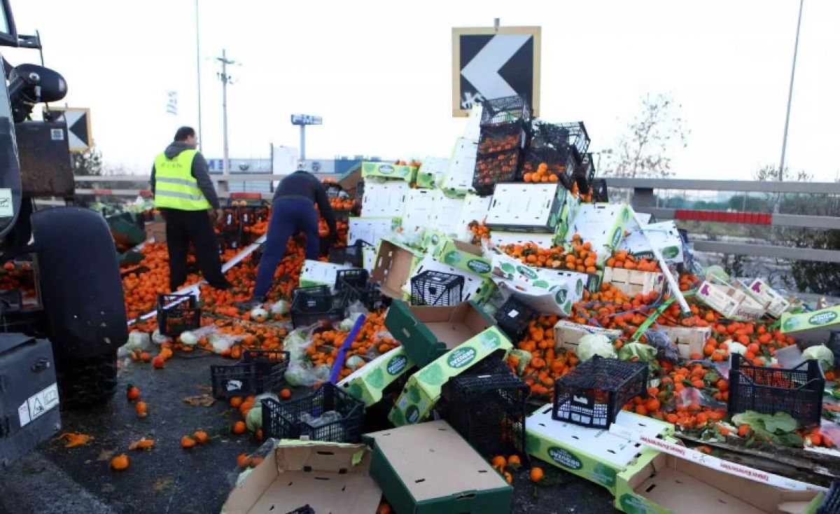 Τροχαίο με φορτηγό στον Κηφισό – Μεγάλη κίνηση, γέμισε πορτοκάλια ο δρόμος