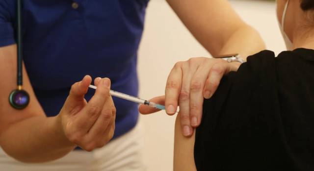 Εμβολιασμοί: Σε ποιους θα ξεκινήσει άμεσα η χορήγηση τρίτης δόσης - Τι αλλάζει στα εμβολιαστικά κέντρα