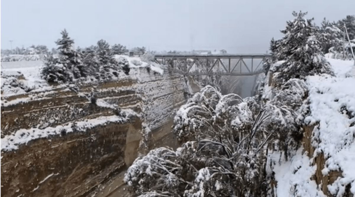 Κορινθία : Πανέμορφες εικόνες από τον χιονισμένο Ισθμό (βίντεο)