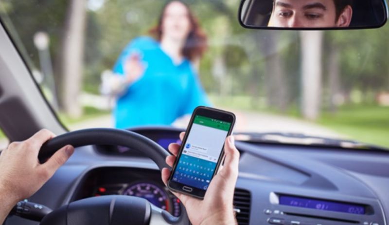 «Μάστιγα» τα κινητά εν ώρα οδήγησης: Από τις σημαντικές παραβάσεις των Ελλήνων οδηγών